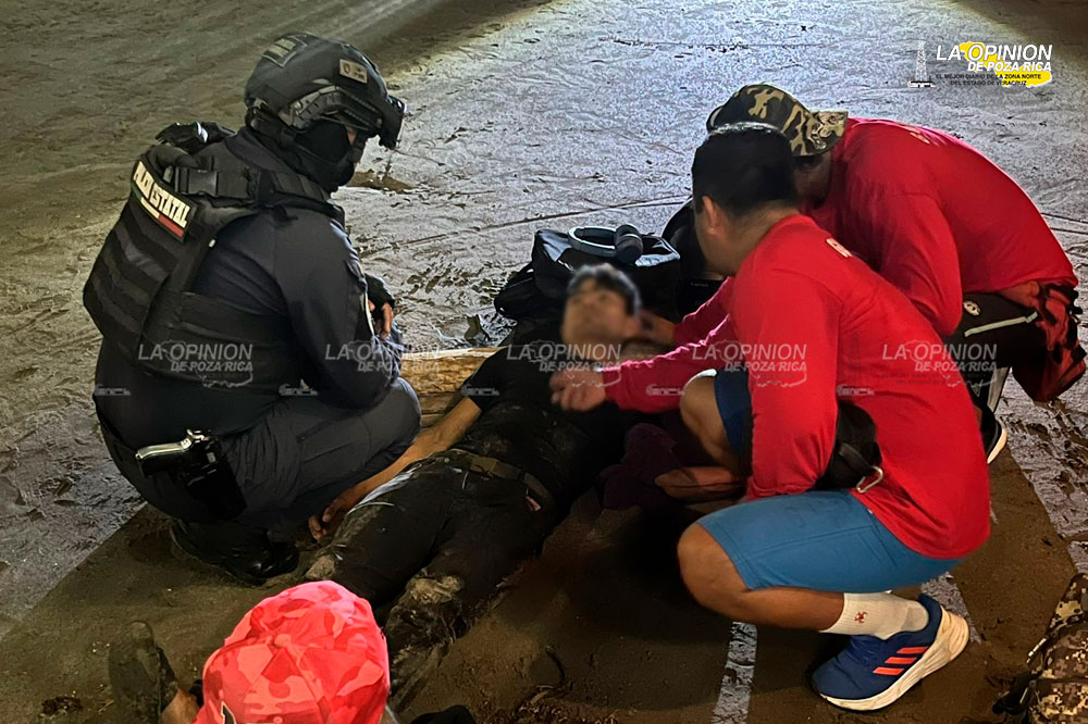 Vago machetea a joven turista