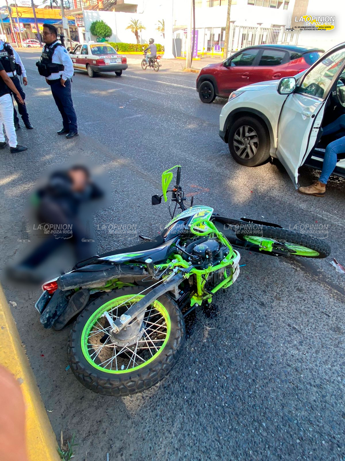¡Motociclista voló por el aire!
