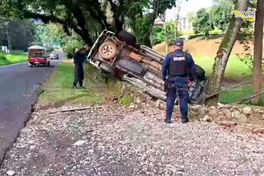 Vuelca camioneta en la entrada de los Cocuyos