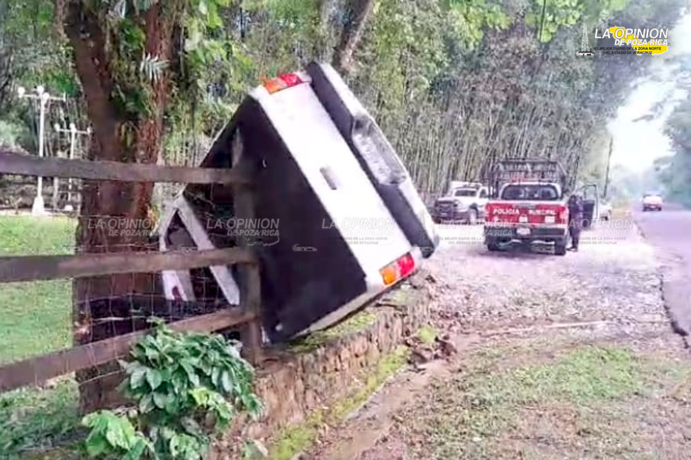 Vuelca camioneta en la entrada de los Cocuyos