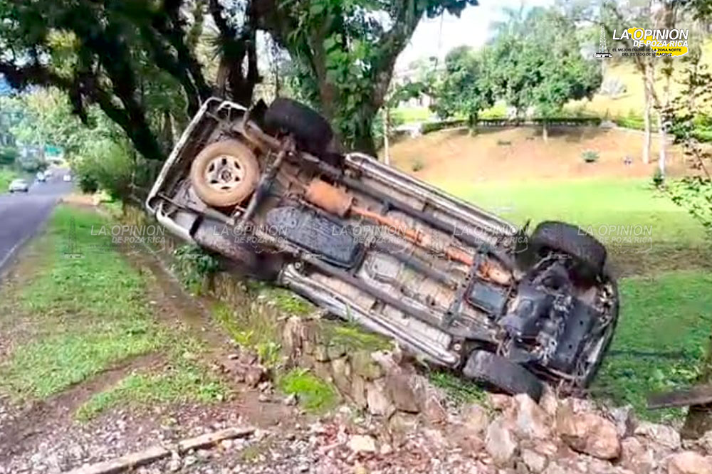 Vuelca camioneta en la entrada de los Cocuyos