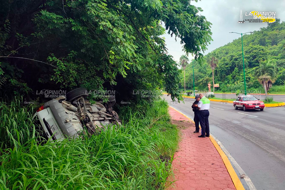 Vuelca automóvil en el Paseo de las Danzas