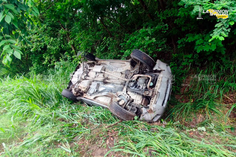 Vuelca automóvil en el Paseo de las Danzas