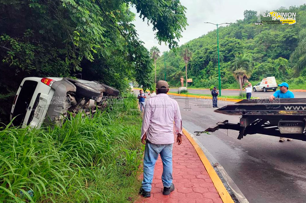 Vuelca automóvil en el Paseo de las Danzas