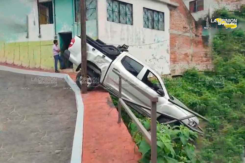 Camioneta terminó sobre una losa