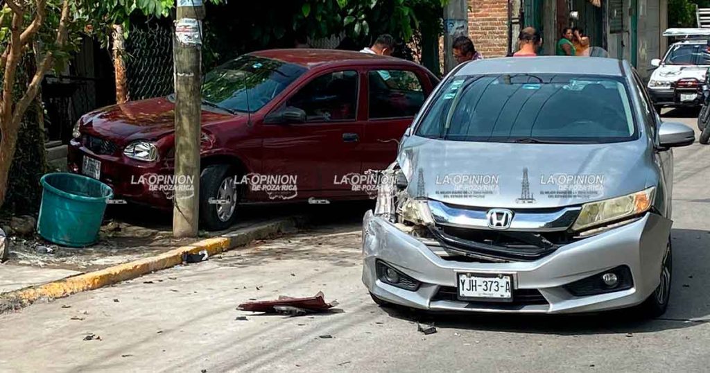 Chevy es chocado y acaba ensartado en vivienda Chevy es chocado y acaba ensartado en vivienda