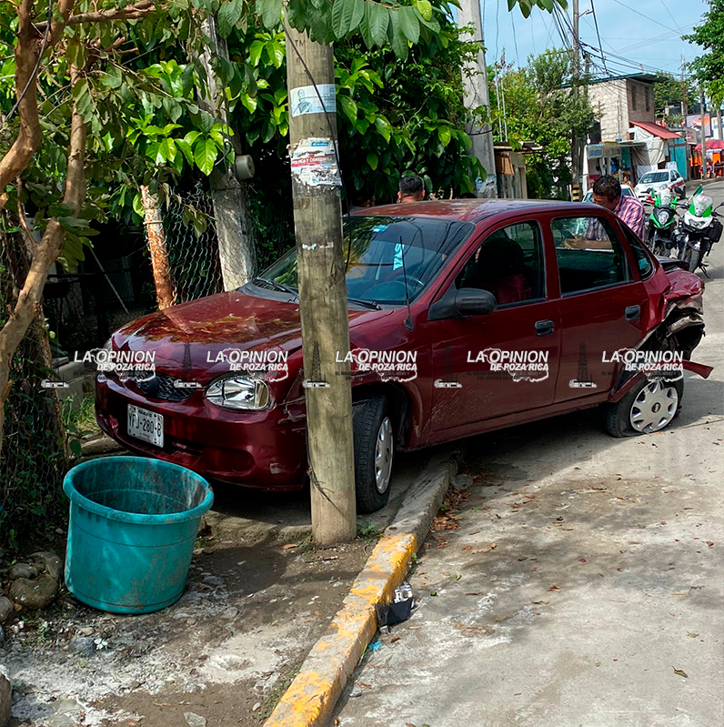 Chevy es chocado y acaba ensartado en vivienda