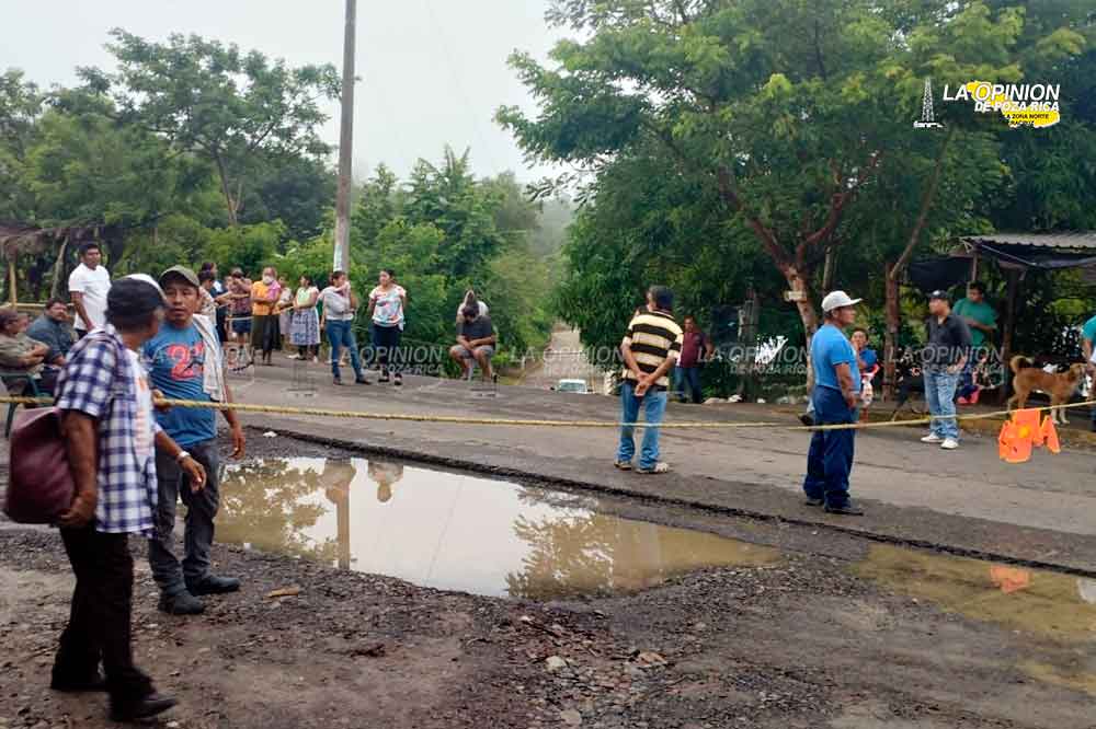 Continúa el bloqueo en la carretera Chote - Coatzintla Continúa el bloqueo en la carretera Chote - Coatzintla