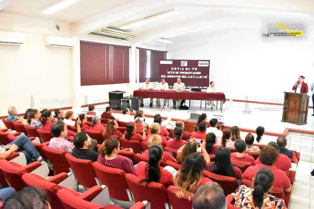 Diana Luz González Escudero directora oficial del CBTis Poza Rica