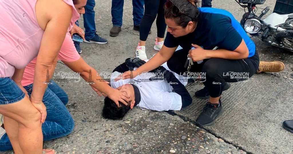 ¡Motociclista se ensarta en camioneta!