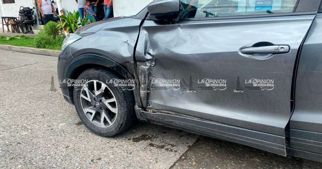 ¡Motociclista se ensarta en camioneta!