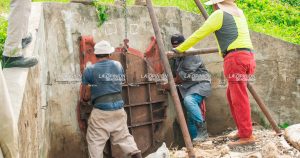 Instalan charnela en el muro de contención