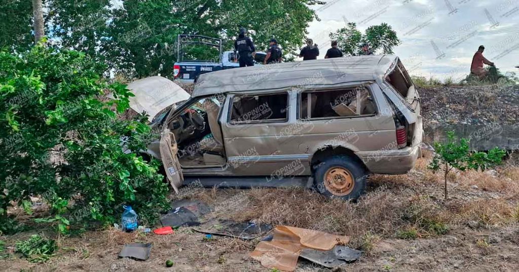 Abuelito y niña de 13 años lesionados en volcadura Abuelito y niña de 13 años lesionados en volcadura