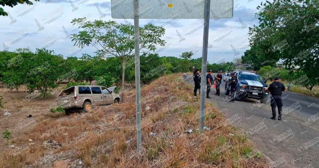 Abuelito y niña de 13 años lesionados en volcadura Abuelito y niña de 13 años lesionados en volcadura