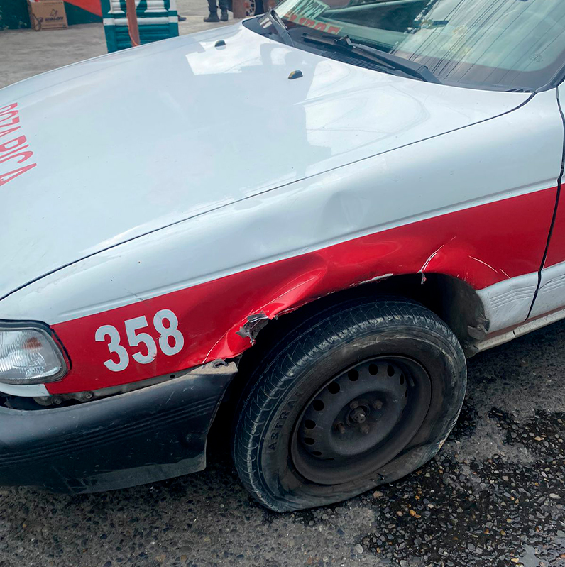 Pipa colisiona a un taxi
