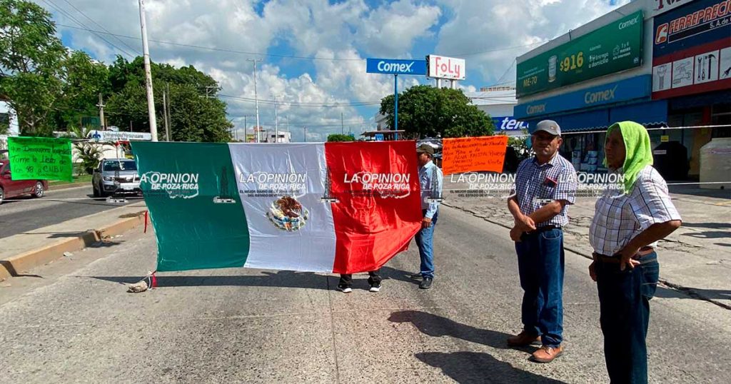 Bloquean ex policías vialidades en PR