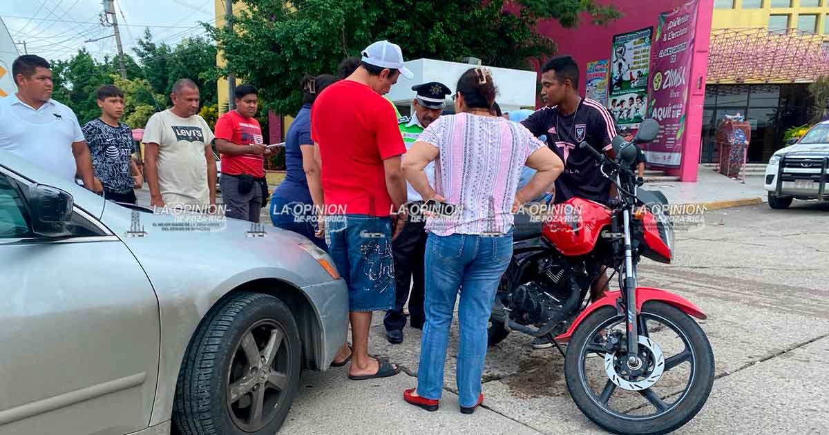 Pareja de motociclistas atropellados frente al DIF Coatzintla Pareja de motociclistas atropellados frente al DIF Coatzintla