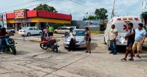 Pareja de motociclistas atropellados frente al DIF Coatzintla