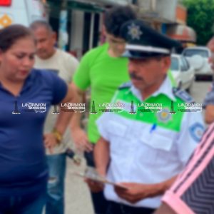 Pareja de motociclistas atropellados frente al DIF Coatzintla