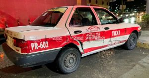 Accidente entre taxis deja a una mujer lesionada