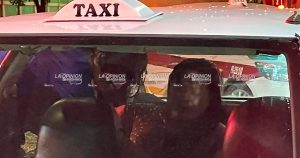 Accidente entre taxis deja a una mujer lesionada