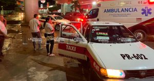 Accidente entre taxis deja a una mujer lesionada