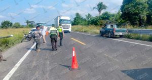 Mujer se incrusta contra barra metálica; logró sobrevivir
