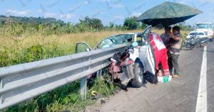 Mujer se incrusta contra barra metálica; logró sobrevivir