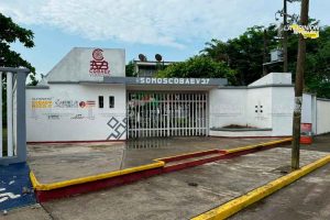 Camioneta se ensarta en Cobaev en Mecatepec Camioneta se ensarta en Cobaev en Mecatepec