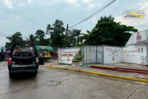 Camioneta se ensarta en Cobaev en Mecatepec Camioneta se ensarta en Cobaev en Mecatepec