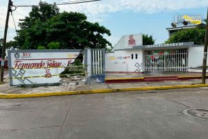 Camioneta se ensarta en Cobaev en Mecatepec Camioneta se ensarta en Cobaev en Mecatepec