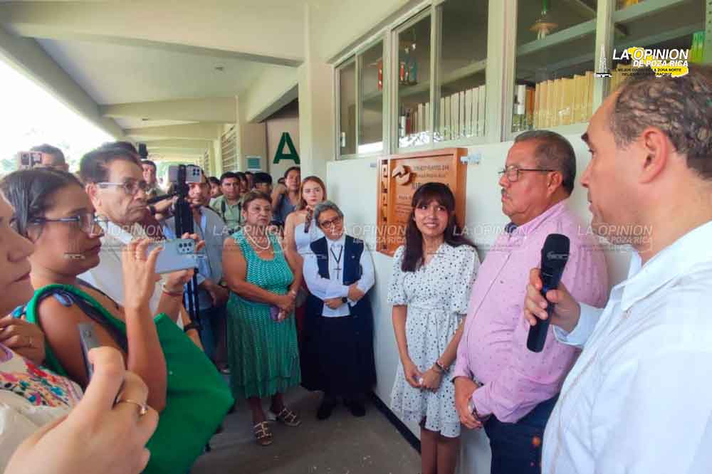 Develan placa en honor de Ángela Olazarán