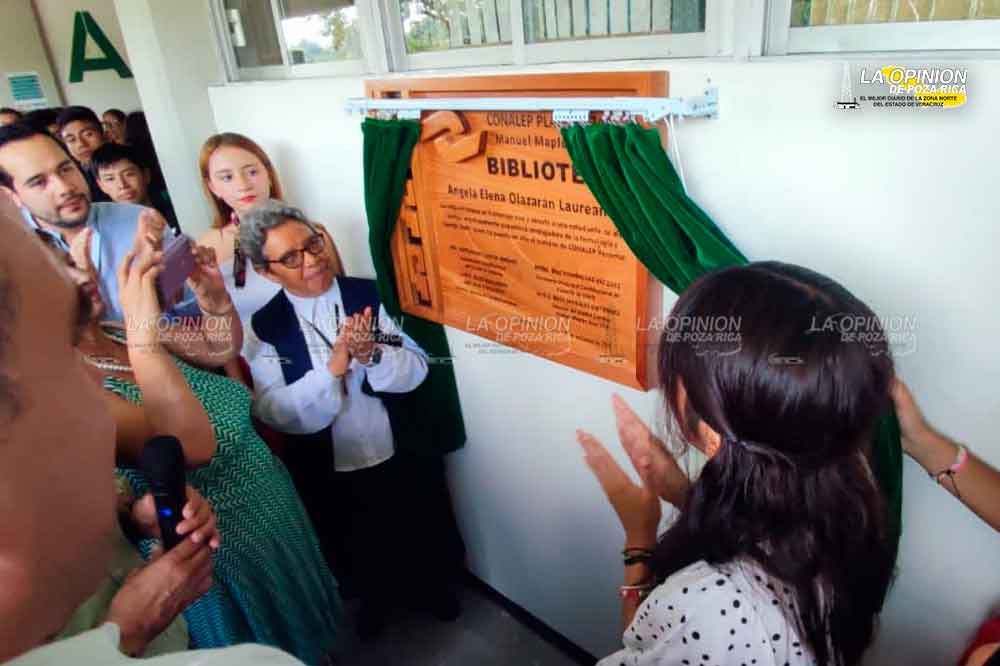 Develan placa en honor de Ángela Olazarán