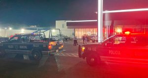 Camioneta de Último Modelo Choca Contra la Puerta de la Nueva Agencia Automotriz