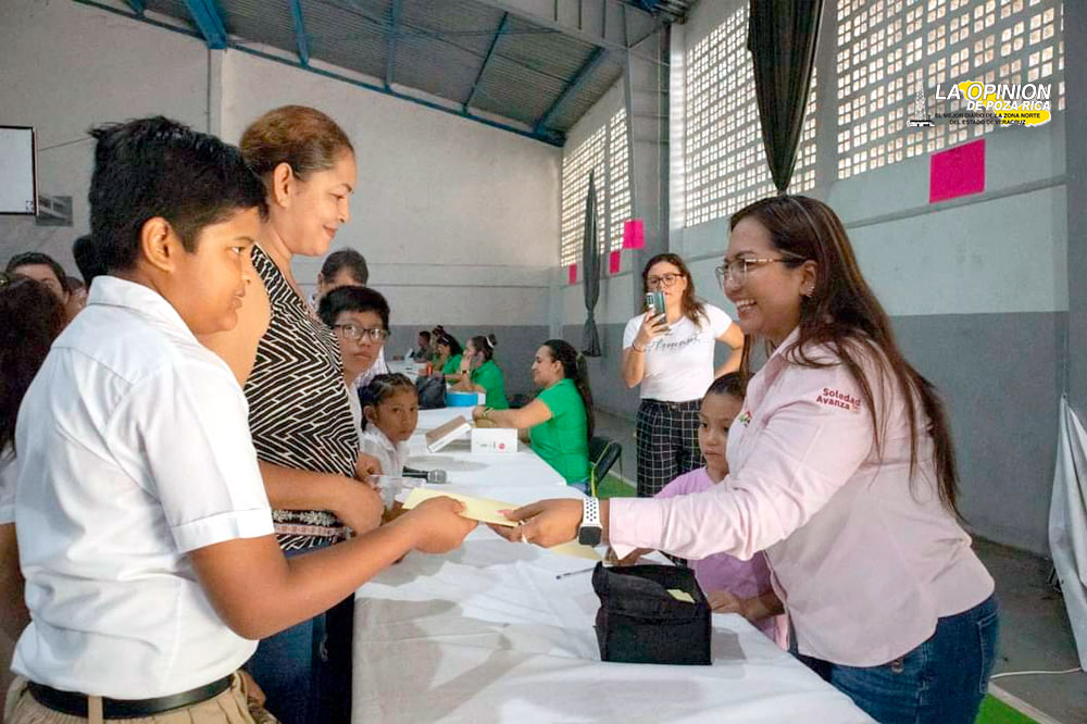 Entregan apoyo a madres solteras con hijos estudiando