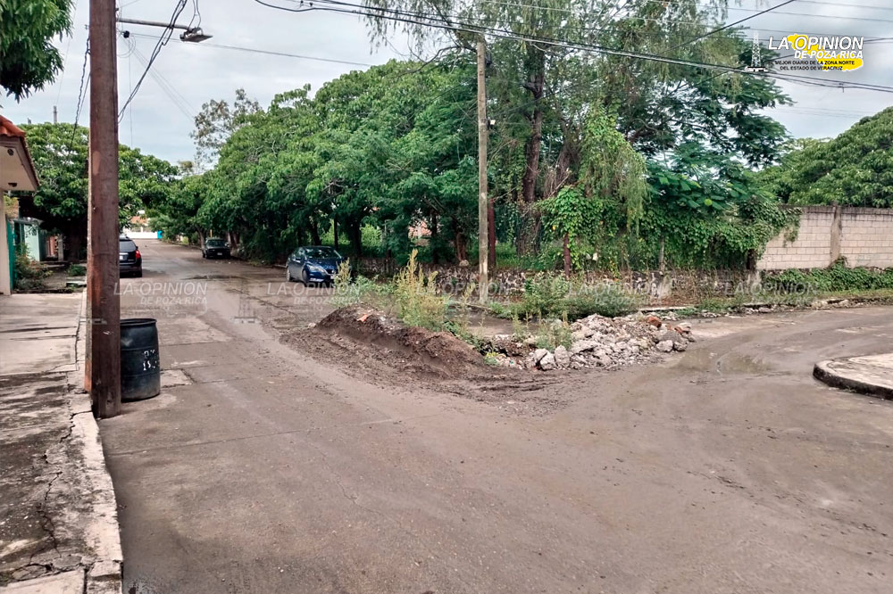 Hace dos años CAEV rompió la calle y nunca reparó la falla