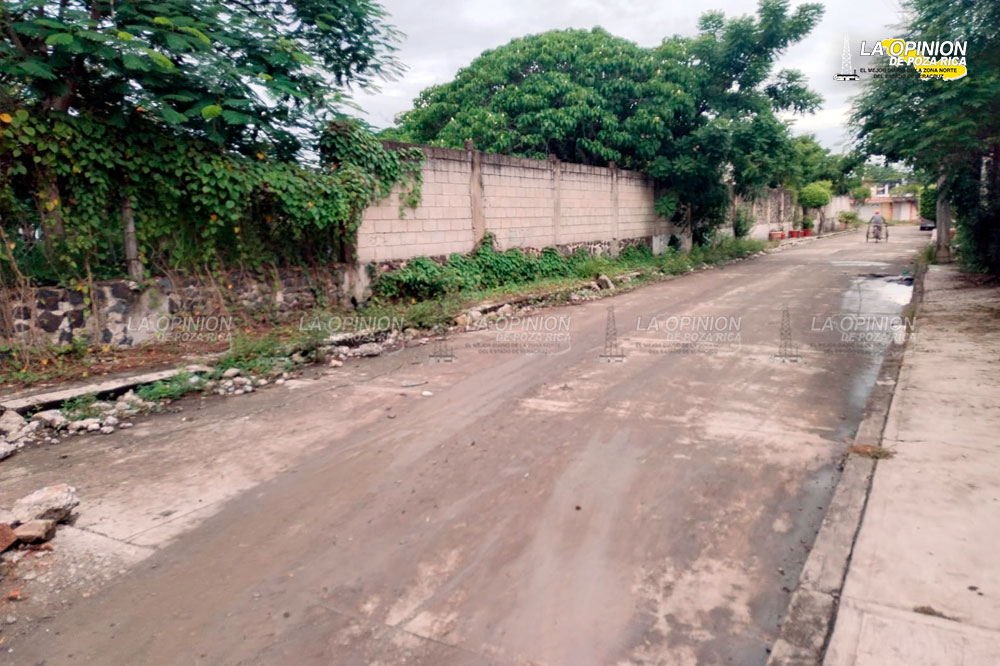 Hace dos años CAEV rompió la calle y nunca reparó la falla