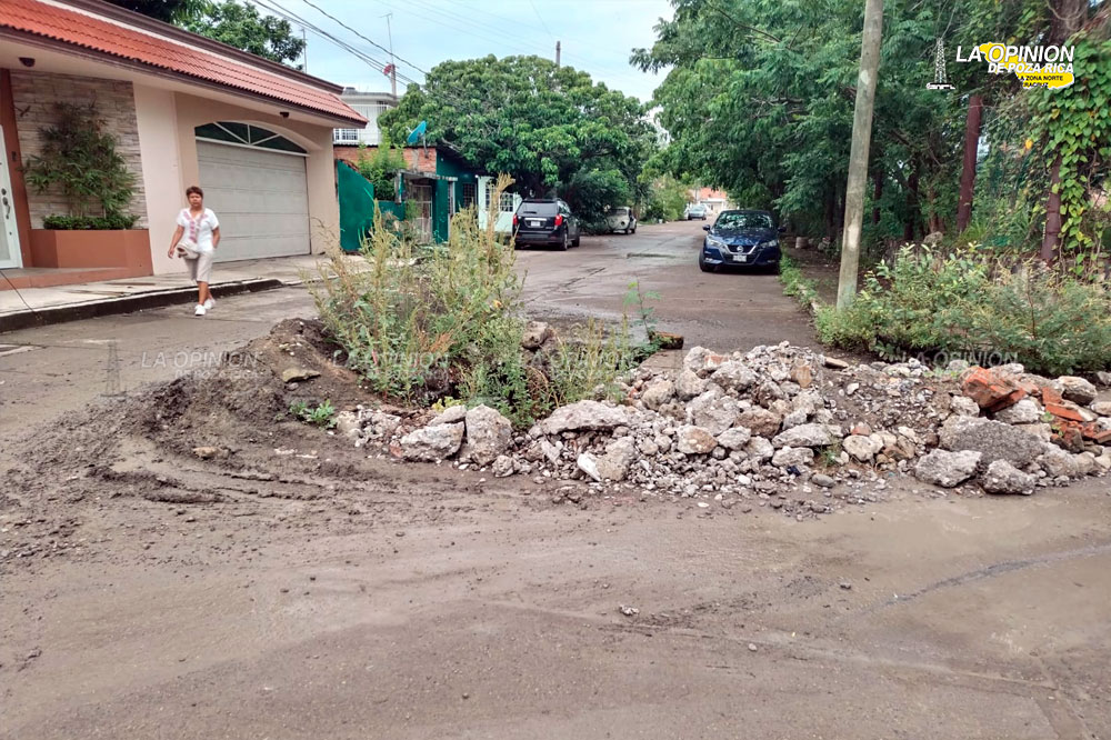 Hace dos años CAEV rompió la calle y nunca reparó la falla