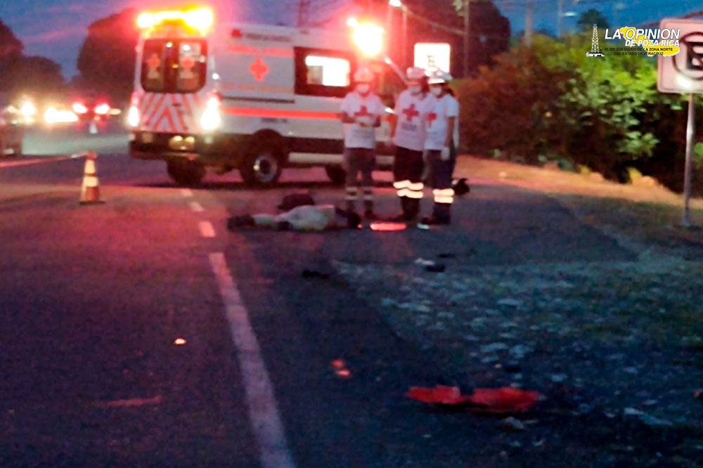 Muere motociclista al impactarse contra señalamiento vial