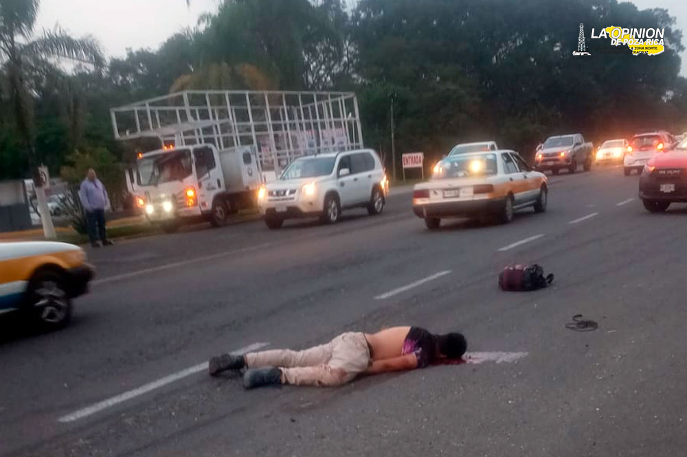 Muere motociclista al impactarse contra señalamiento vial