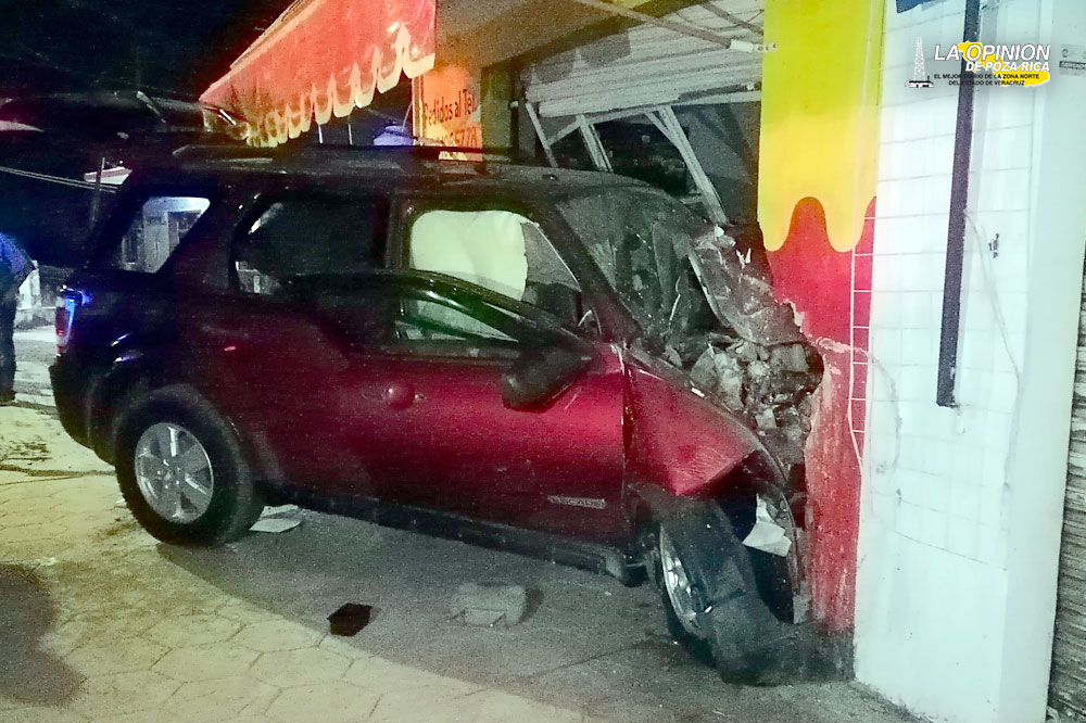 Jubilado de Pemex queda prensado en su vehículo