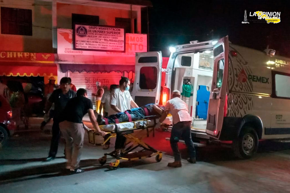 Jubilado de Pemex queda prensado en su vehículo