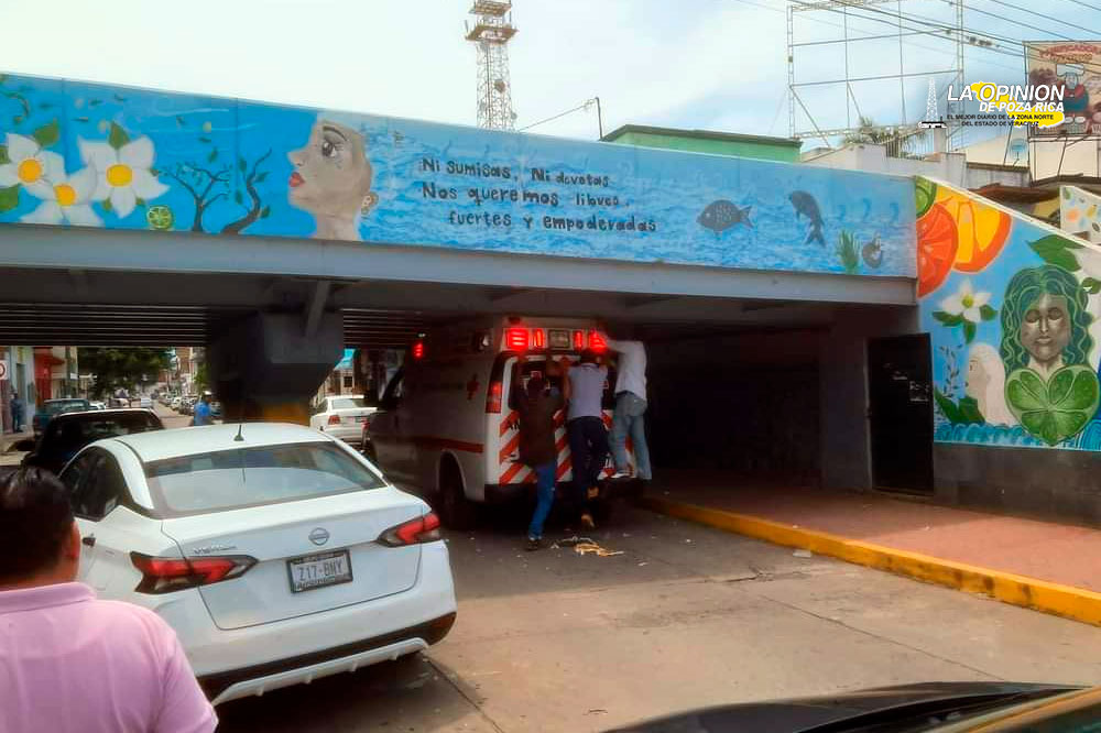 Se atoró ambulancia en el puente de Martínez