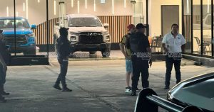 Camioneta de Último Modelo Choca Contra la Puerta de la Nueva Agencia Automotriz