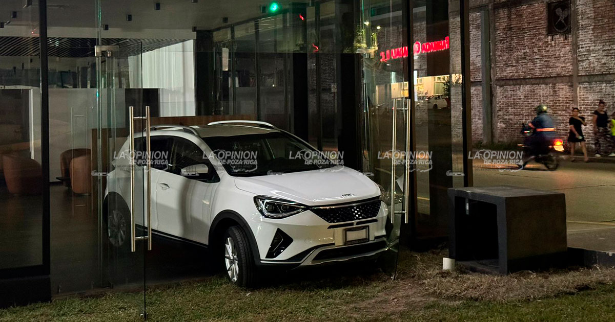 Camioneta de Último Modelo Choca Contra la Puerta de la Nueva Agencia Automotriz