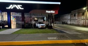 Camioneta de Último Modelo Choca Contra la Puerta de la Nueva Agencia Automotriz