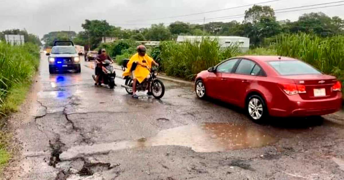 Cierran tránsito vehicular en la carretera Costera del Golfo