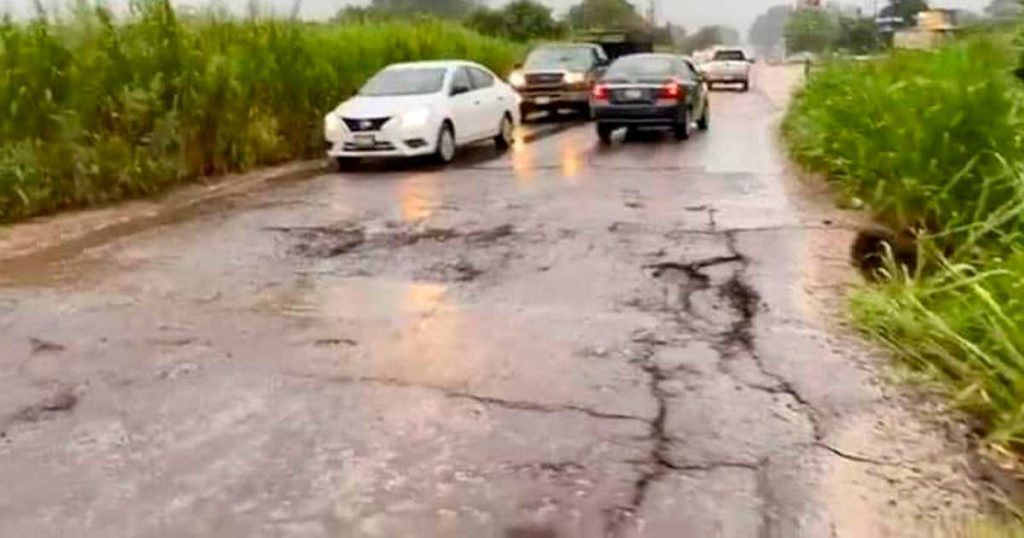 Cierran tránsito vehicular en la carretera Costera del Golfo