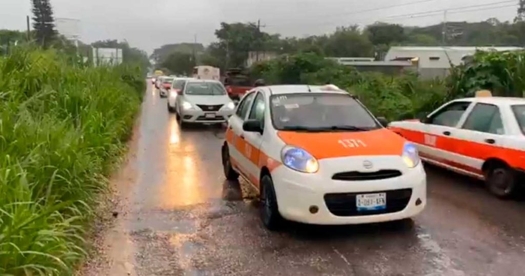 Cierran tránsito vehicular en la carretera Costera del Golfo