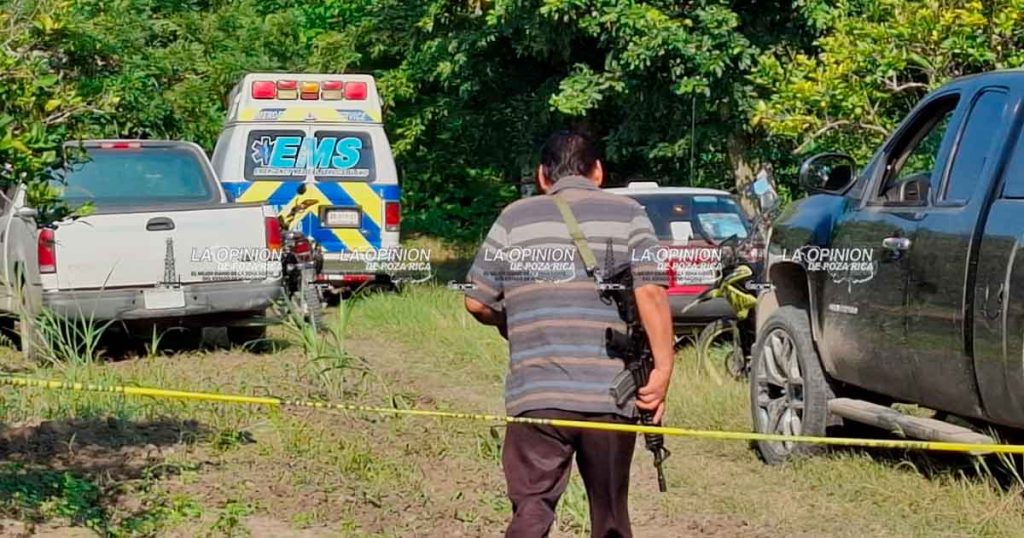 Hallan muerta a mujer en medio de un naranjal